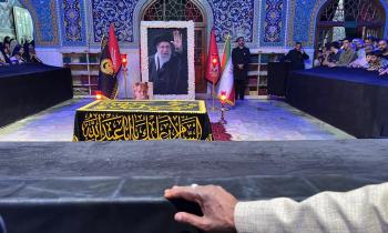ادای احترام میهمانان کنفرانس به امام شهید وحدت، آیت الله العظمی سید علی حسینی خامنه‌ای(قدس الله نفسه الزکیة)