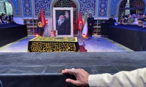 ادای احترام میهمانان کنفرانس به امام شهید وحدت، آیت الله العظمی سید علی حسینی خامنه‌ای(قدس الله نفسه الزکیة)